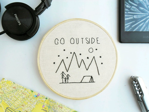 bordado-go-outside-em-bastidor-de-16cm-go-outside